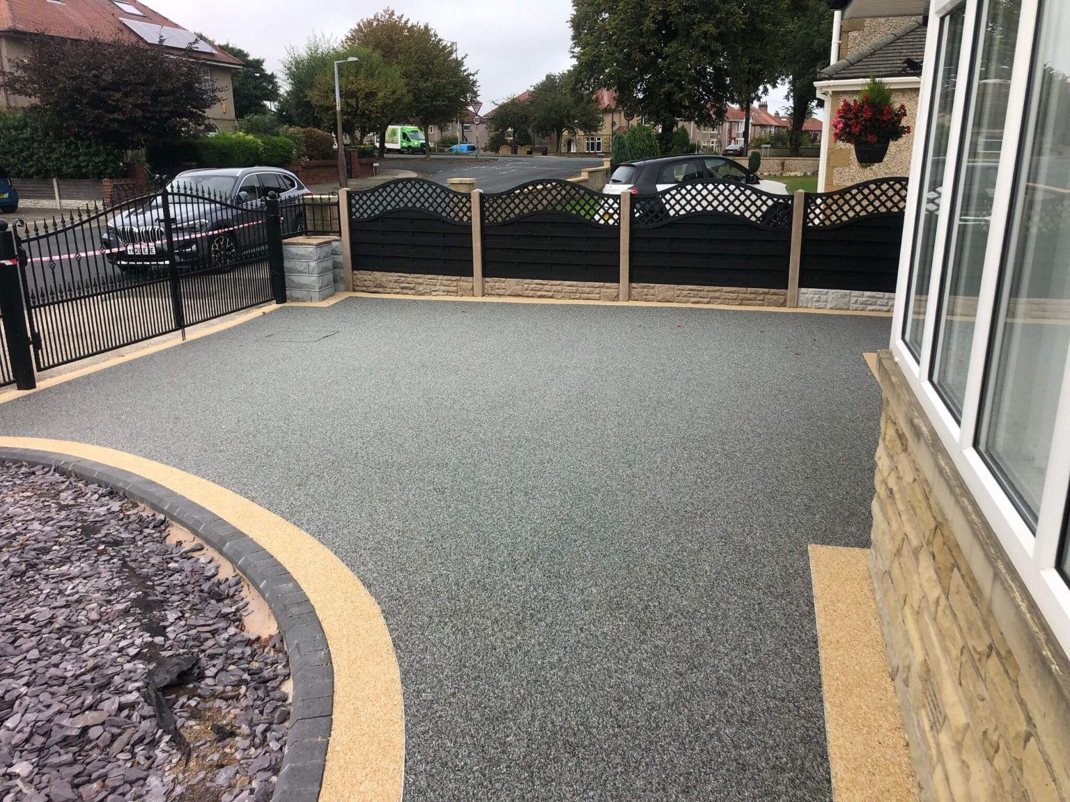 Completed resin-bound driveway with contrasting border